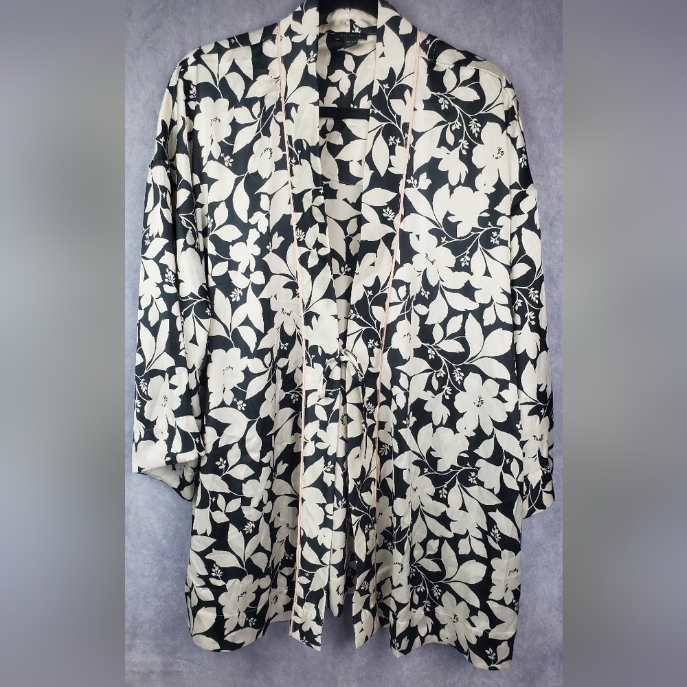 Ann Taylor One Size kimono/Robe black/ white flowers Silky feeling